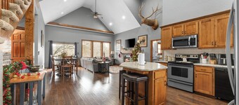 7 soverom, alle king size-senger og TV, 5 komplette bad, soveplass til 22