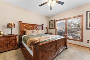 7 habitaciones, escritorio y tabla de planchar con plancha