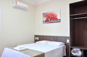 1 quarto, frigobar, escrivaninha, roupa de cama
