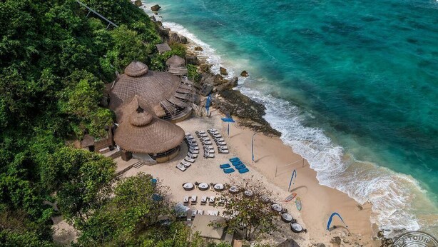 A beachside resort with thatched-roof huts, sun loungers, and a clear view of the ocean. - Karma Luxury 2 bd. VILLA *TOP 5 stars BALi RESORT* (Ungasan)
