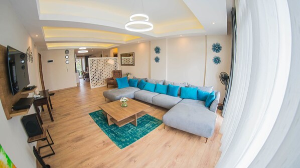 Appartement, 3 chambres | Aire de séjour | Téléviseur à écran plat