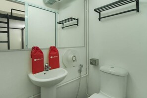 Buồng tắm vòi sen, đồ dùng nhà tắm miễn phí