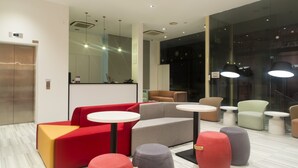 Lounge - RedDoorz Plus @ Little India (Singapore)