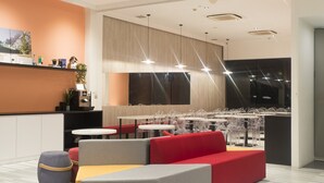 Lounge - RedDoorz Plus @ Little India (Singapore)