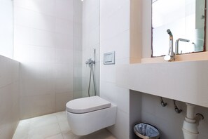 Executive Double Room | Bathroom - RedDoorz Plus @ Little India (Singapore)