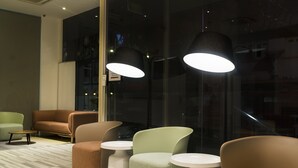 Lounge - RedDoorz Plus @ Little India (Singapore)