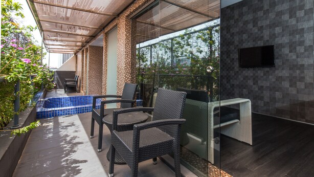 Suite | Desk, free WiFi - RedDoorz Plus @ Little India (Singapore)