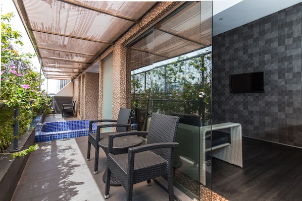 Suite | Desk, free WiFi - RedDoorz Plus @ Little India (Singapore)