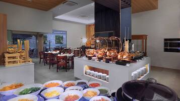 Café da manhã com buffet todos os dias (IDR 121000 por pessoa)
