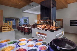 Se ofrece un desayuno bufé (121000 IDR por persona)