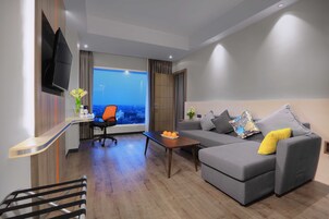 Suite | Zona de estar | Televisión de pantalla plana de 42 pulgadas con canales por satélite