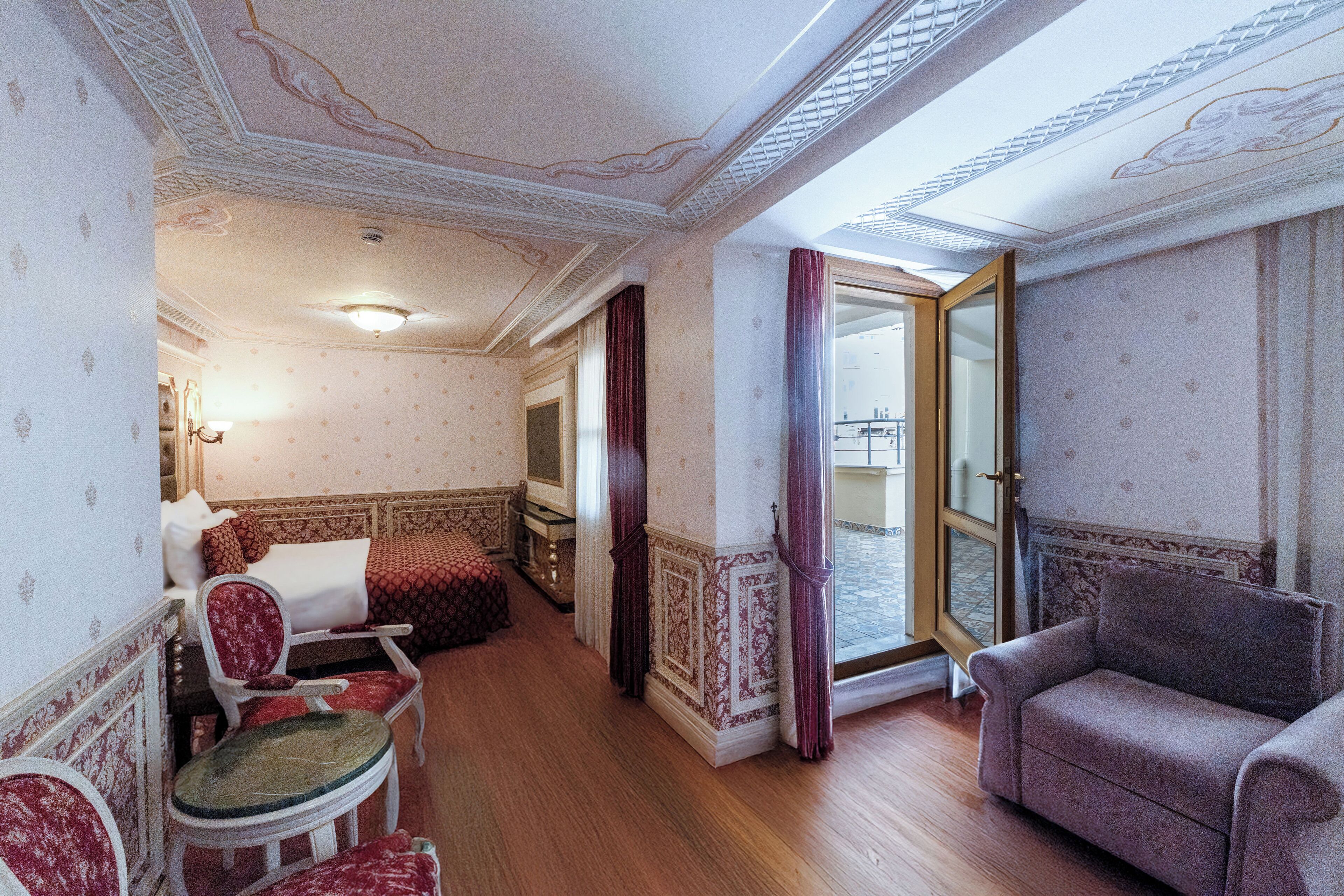 Deluxe Triple Room, 1 Bedroom, Balcony, City View