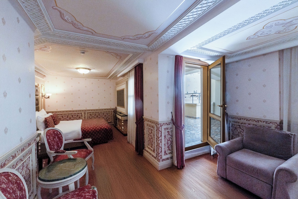 Deluxe Triple Room, 1 Bedroom, Balcony, City View