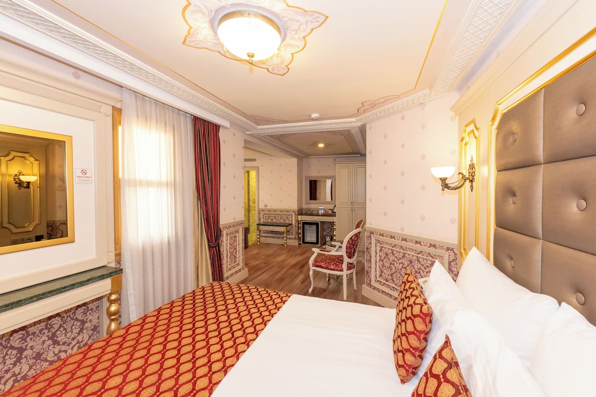 1 bedroom, Egyptian cotton sheets, premium bedding, down comforters