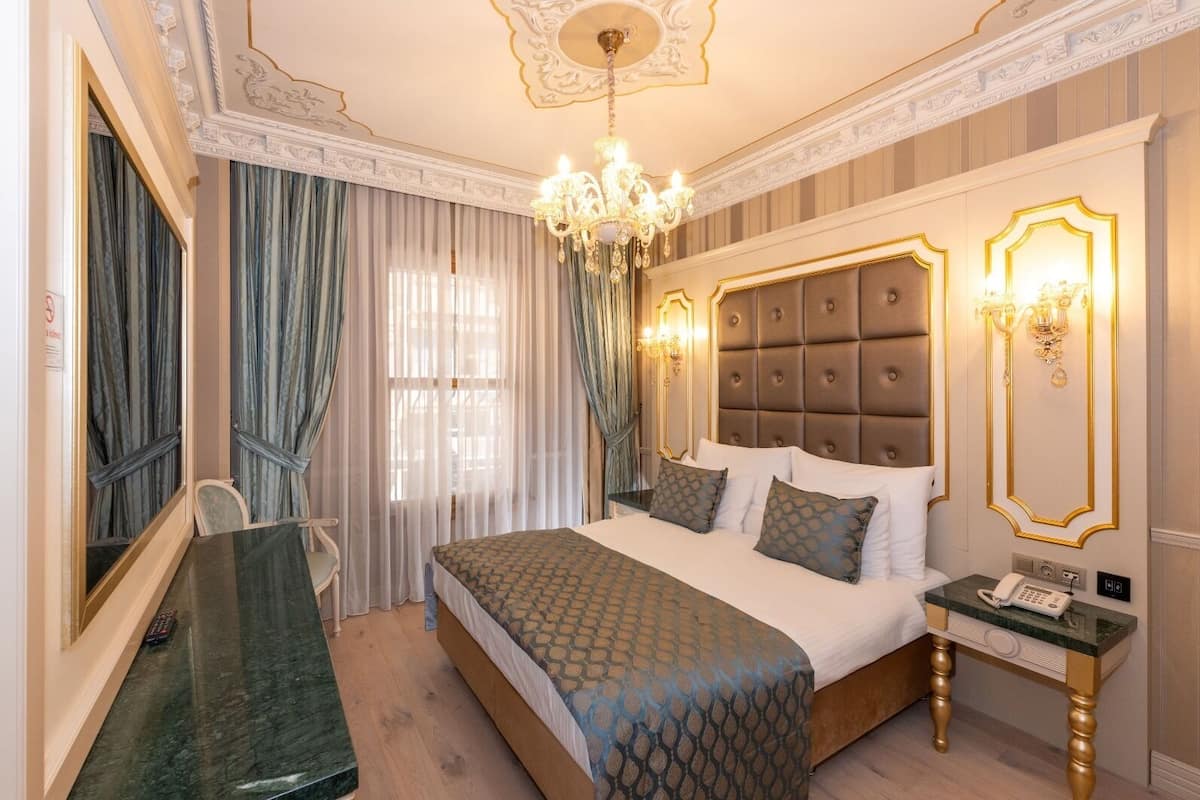 1 bedroom, Egyptian cotton sheets, premium bedding, down comforters