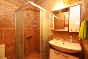 Habitación estándar, vista al mar | Baño | Regadera y toallas 