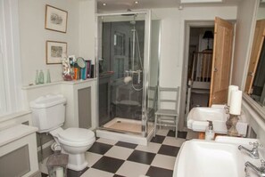 House, 3 Bedrooms | Bathroom | Separate tub and shower, free toiletries, hair dryer, towels