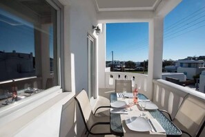 Duplex, 2 quartos, cozinha americana | Sacada
