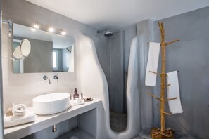 Suite, terrasse | Bad | Dusj, designertoalettartikler, hårføner og håndklær