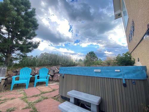 Bijou Basin Tranquility: walk out basement 1 bedroom, 1 bath 5+ acres w/ hot tub