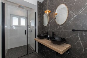 Shower, hair dryer, towels, toilet paper - Luxury Apartment with Hot tube! Villa Collis (Makarska)