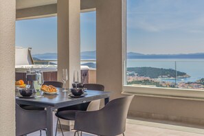 Outdoor dining - Luxury Apartment with Hot tube! Villa Collis (Makarska)