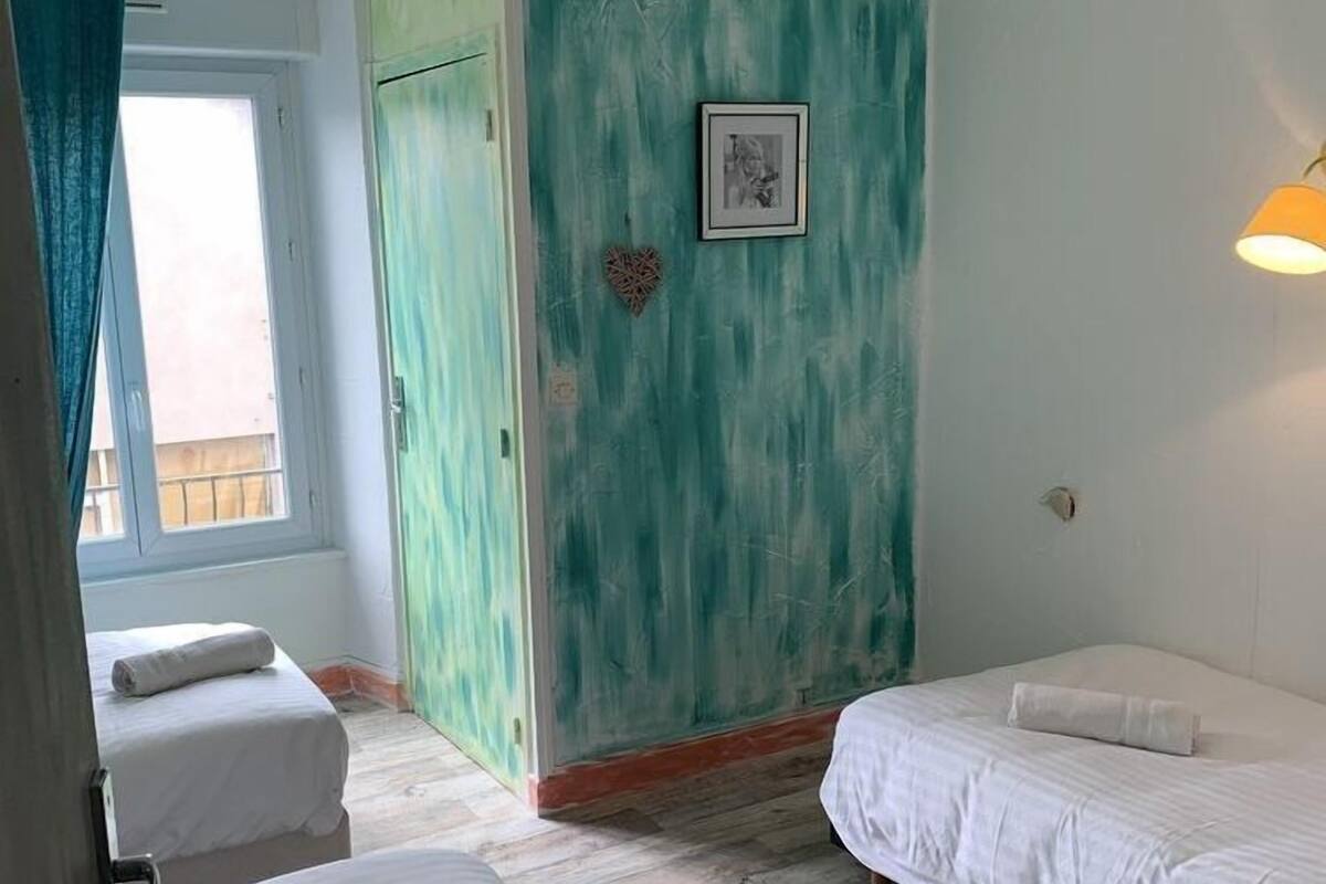 Classic House | 2 bedrooms, premium bedding, blackout drapes, soundproofing