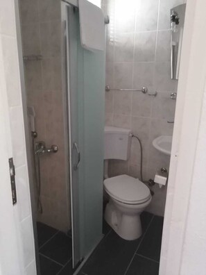 A small bathroom with a toilet, a shower, and a sink. - Myndos Bed & Breakfast (Bodrum)