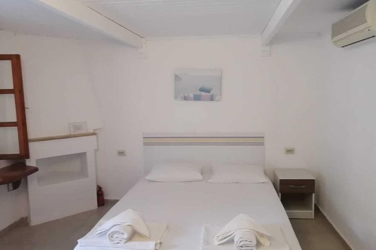 1 slaapkamer, een bureau, een laptopwerkplek