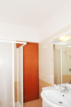 Shower, rainfall showerhead, hair dryer, bathrobes - Le Scalette Bed & Breakfast (Rome)