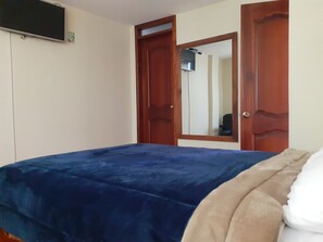 Matrimonial Room | Blackout drapes, free WiFi, bed sheets - Hostal Guajacum (Riobamba)