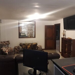 Blackout drapes, free WiFi, bed sheets - Hostal Guajacum (Riobamba)