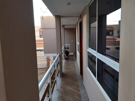 Cortinas blackout, wifi gratis y ropa de cama