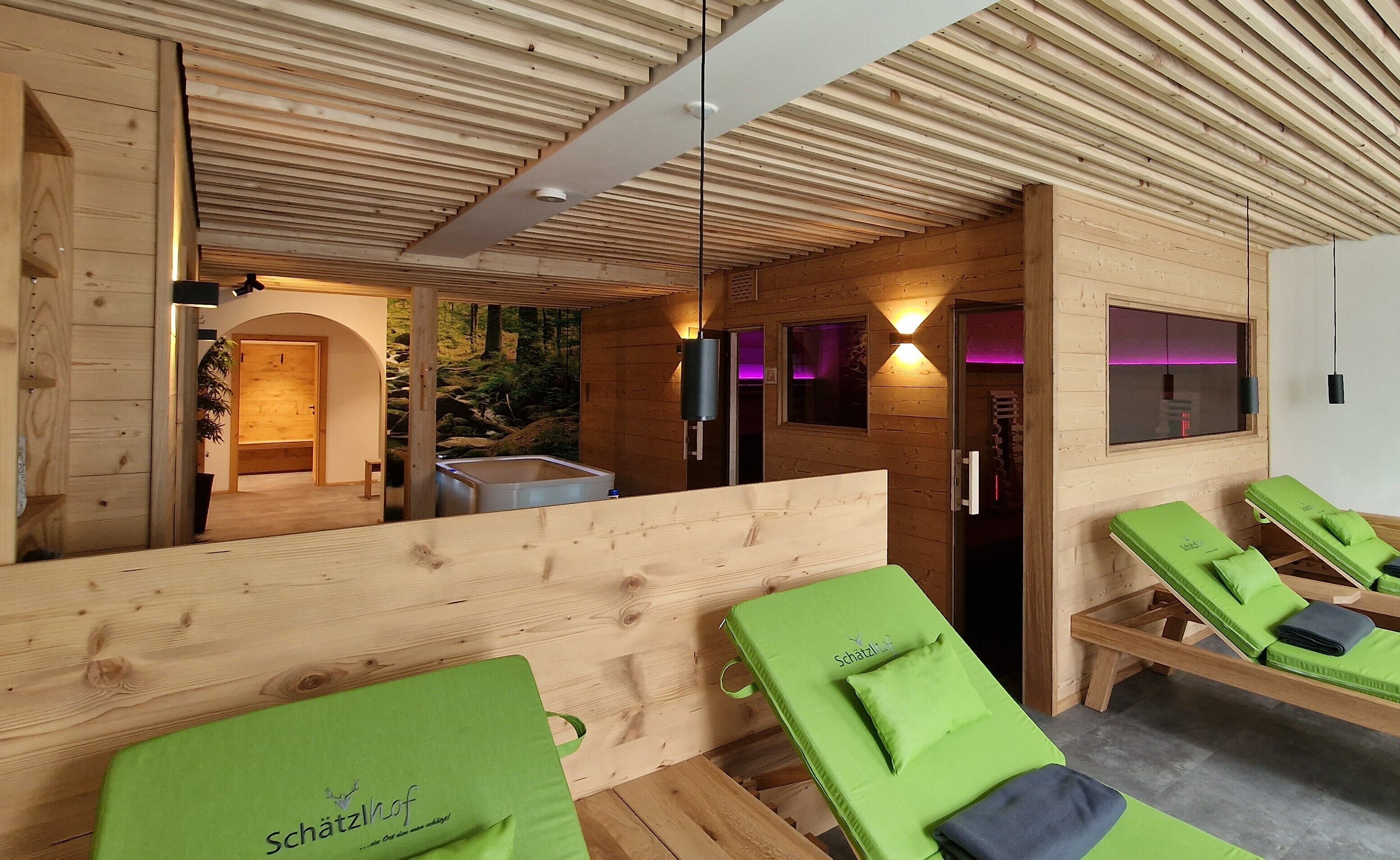 Un sauna, una bañera de hidromasaje