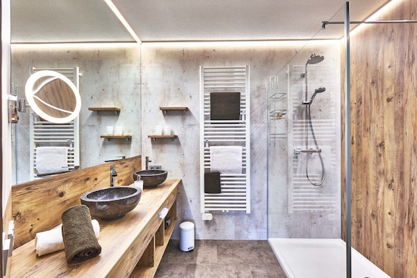Classic Suite (Abendrot) | Bathroom | Shower, free toiletries, towels