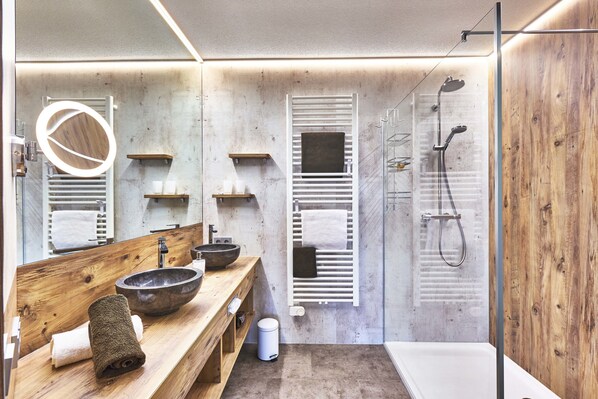 Suite clásica (Abendrot) | Baño | Ducha, artículos de higiene personal gratuitos y toallas