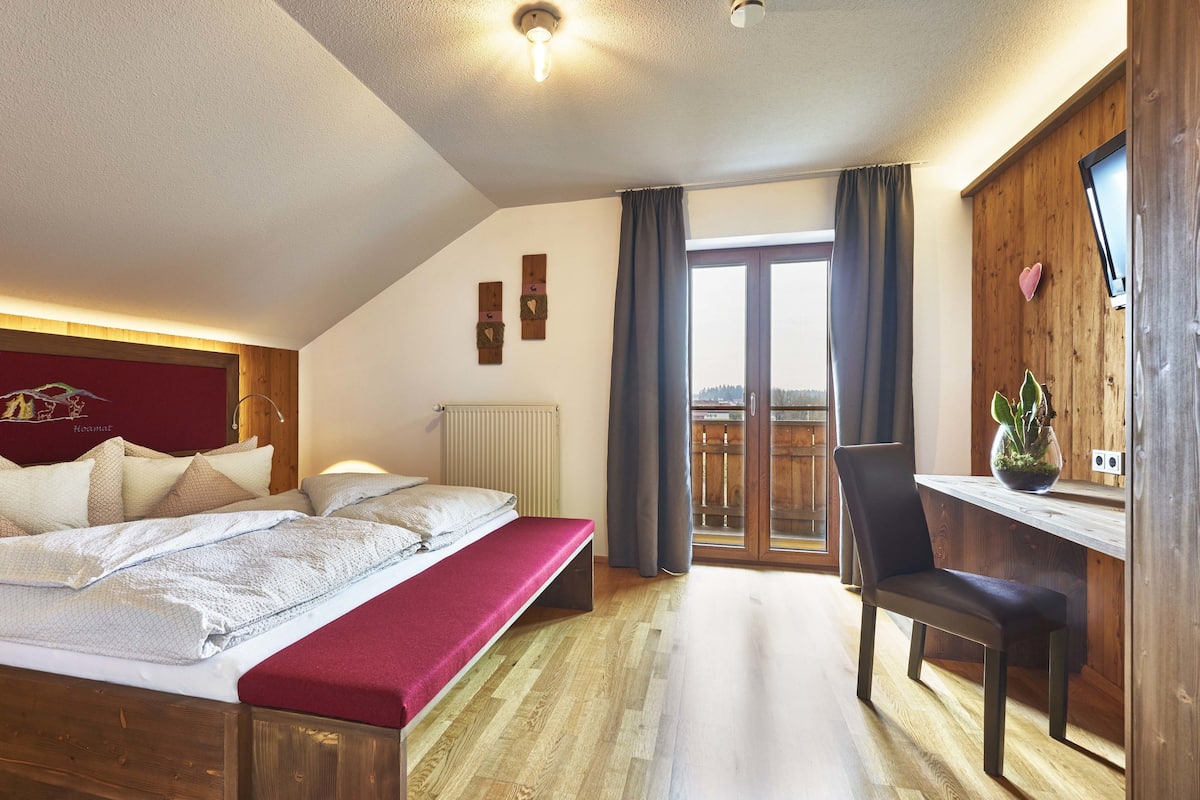 Minibar, caja de seguridad en la habitación, wifi gratis y ropa de cama