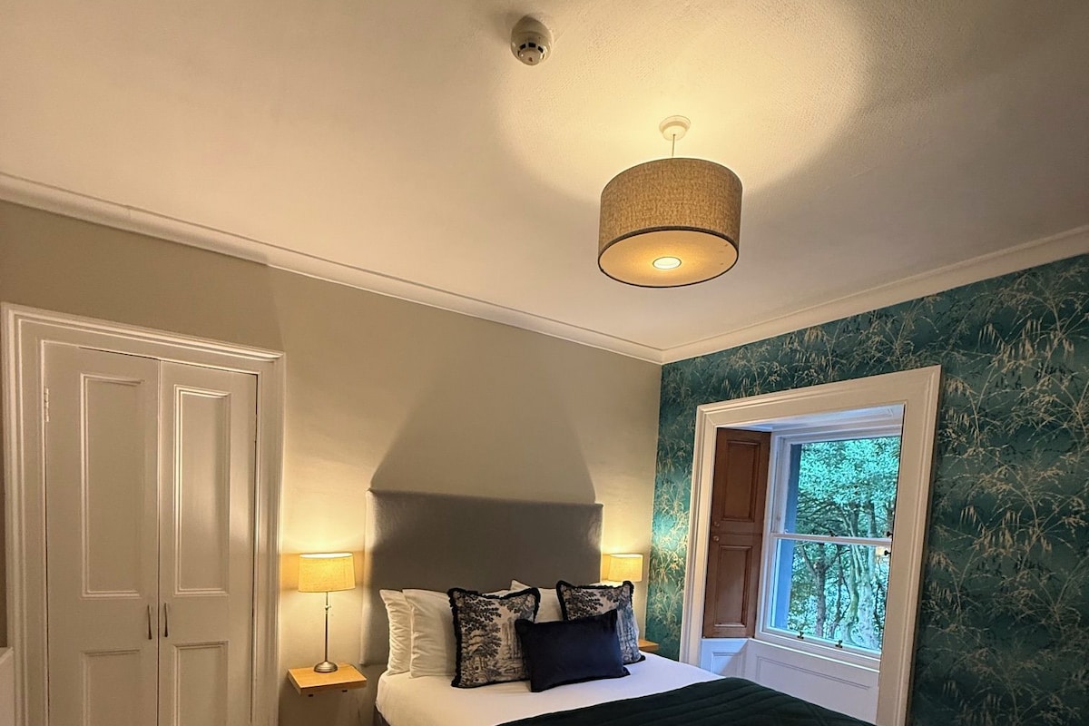 Double Room (5) | Egyptian cotton sheets, premium bedding, desk, blackout drapes