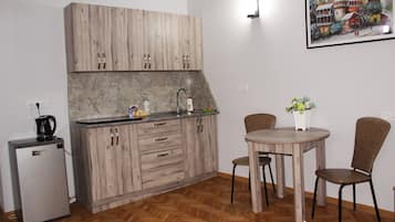 Fridge, cookware/dishes/utensils