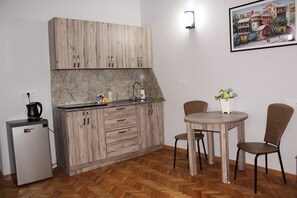 Kühlschrank, Kochgeschirr/Geschirr/Besteck