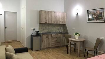 Fridge, cookware/dishes/utensils