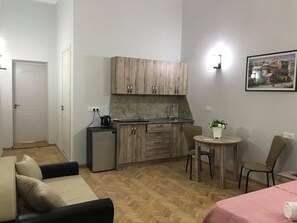 Fridge, cookware/dishes/utensils