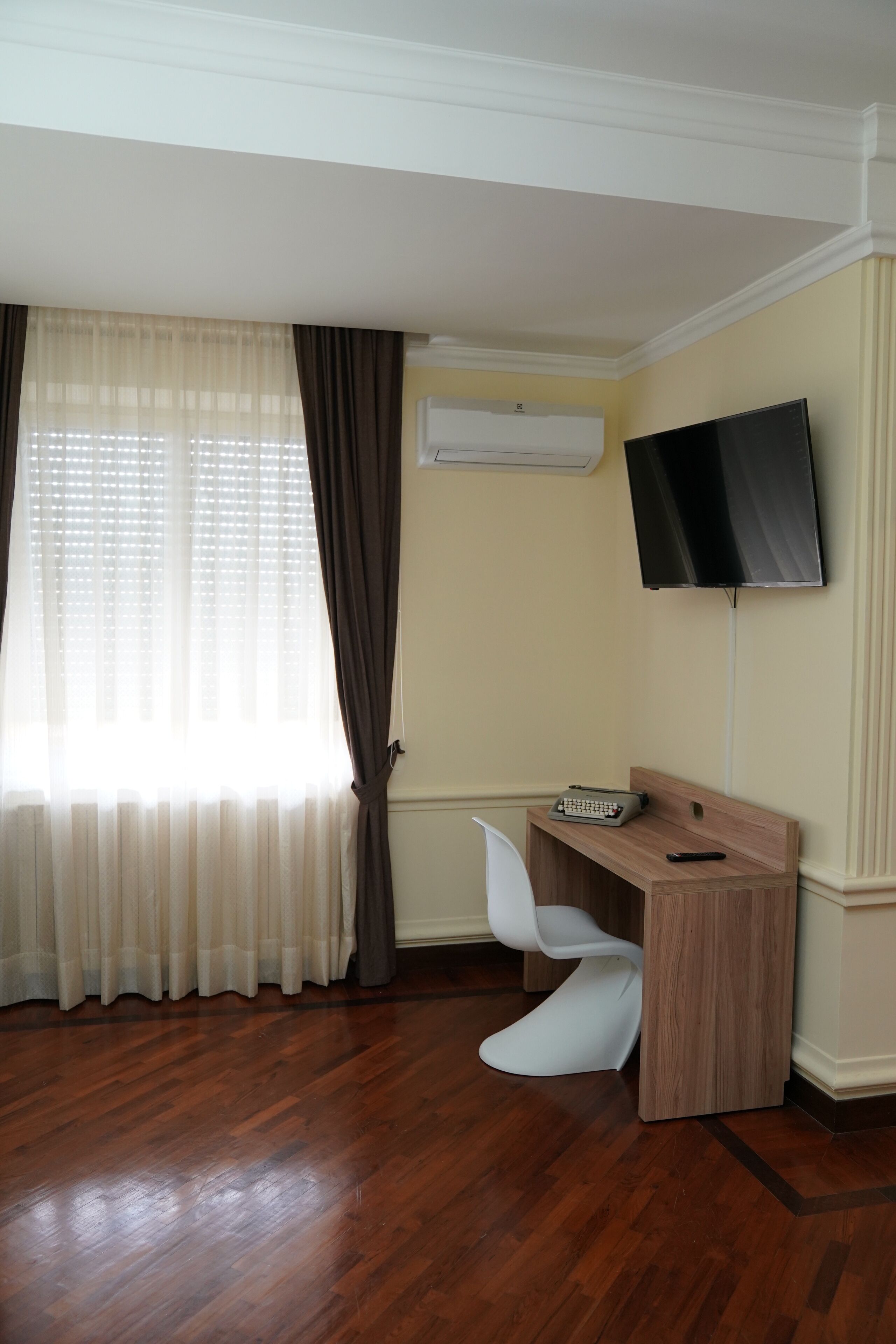 Minibar, individuelt dekorert, individuelt innredet og skrivebord