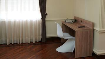 Minibar, individuelt dekorert, individuelt innredet og skrivebord