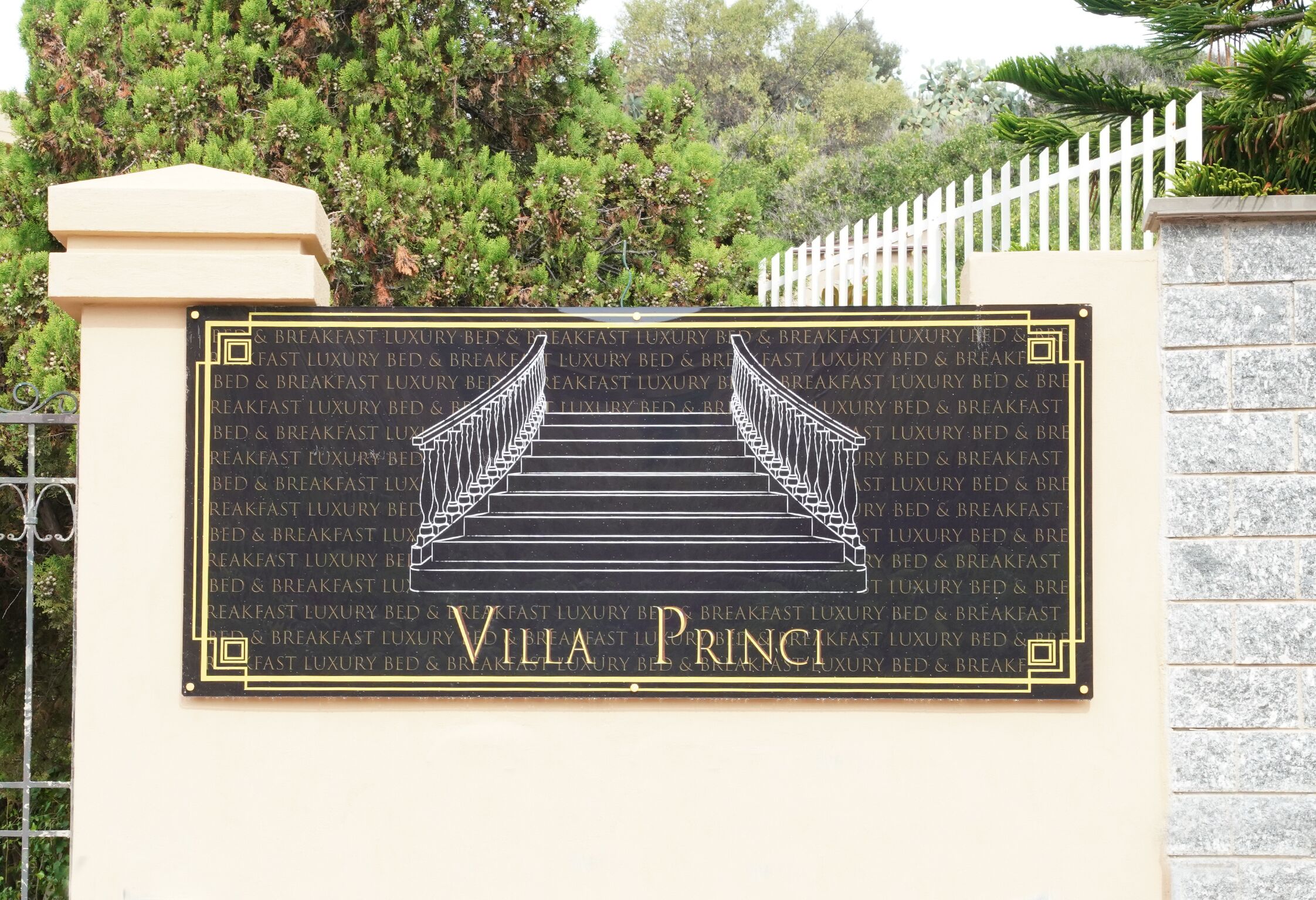 Senyal de Villa Princi amb una escala que condueix a l'entrada.