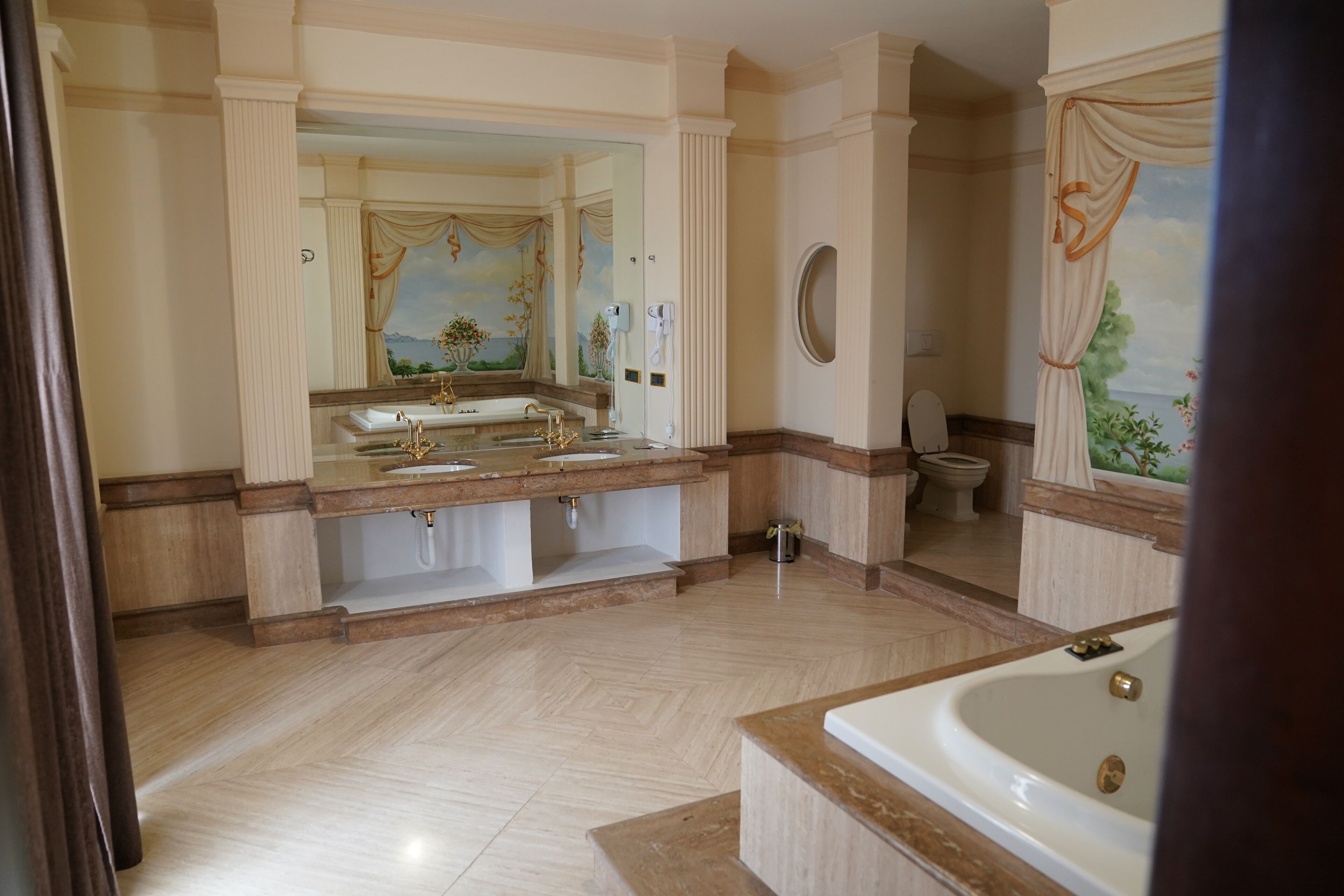 Chambre Luxe | Salle de bain | Douche, douche à « effet pluie », sèche-cheveux, bidet