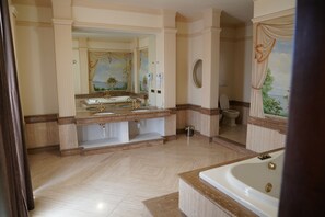 Luxury Room | Bathroom | Shower, rainfall showerhead, hair dryer, bidet - Villa Princi (Villa San Giovanni)