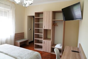 Habitación Confort con 1 cama matrimonial o 2 individuales | Minibar, decoración personalizada, muebles diferentes y escritorio 