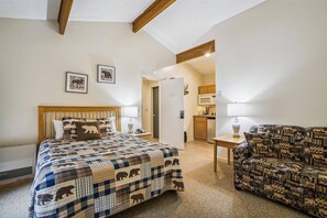 2 bedrooms, iron/ironing board, WiFi, bed sheets - 2 Bedroom Suite with outdoor heated pool 207/208 (Killington)