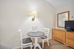 Dining - 2 Bedroom Suite with outdoor heated pool 207/208 (Killington)